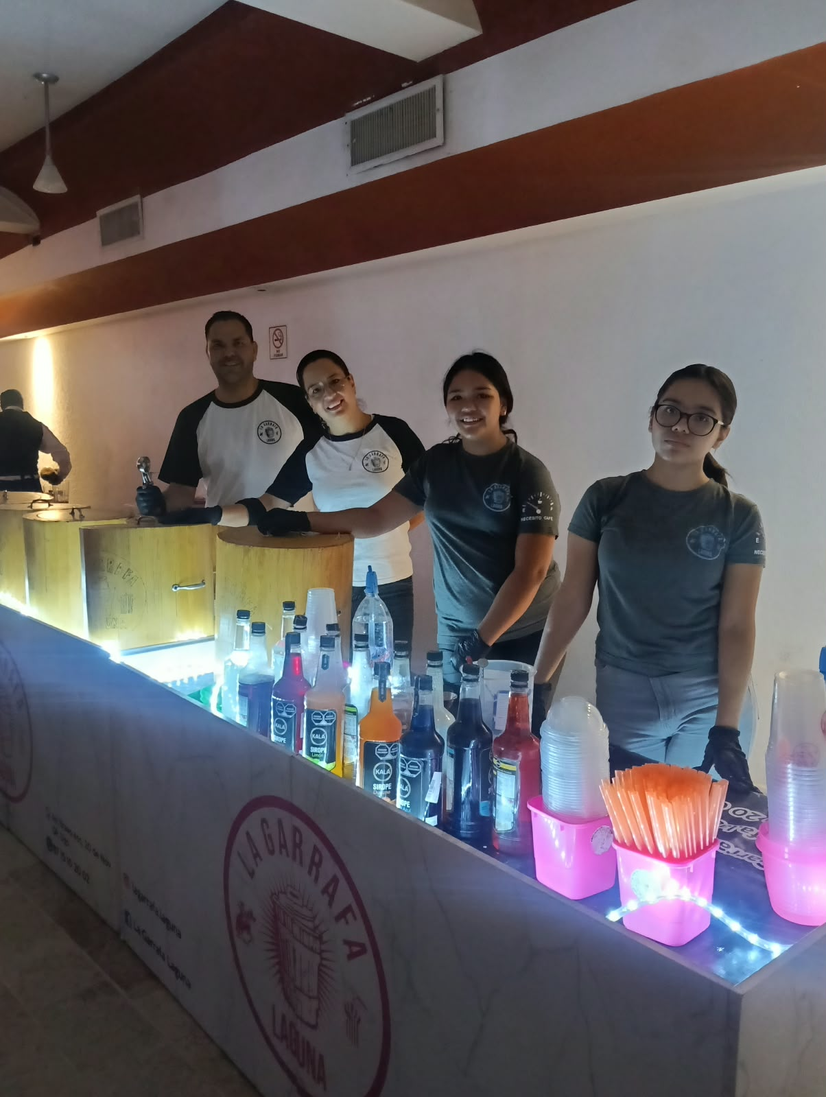 Equipo de La Garrafa en barra de evento