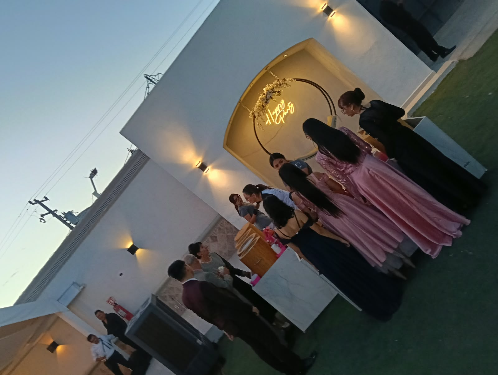 Invitados disfrutando nieves en fiesta
